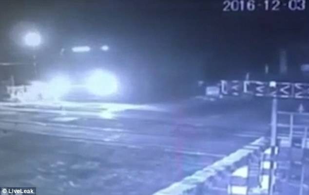 بالفيديو.. لحظة نجاة سائق شاحنة من الدهس