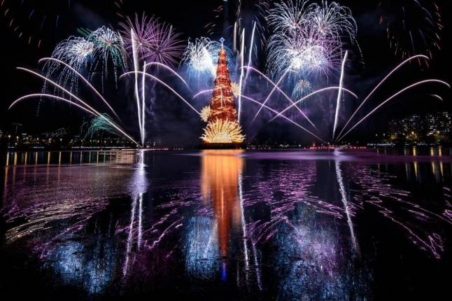 العالم يستعد لاستقبال عيد الميلاد... لكن من هي الساحرة التي أطاحت بـ"بابا نويل"؟