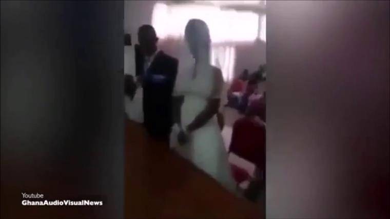 بالفيديو: "إنّ كيدهنّ عظيم" .. حبيبته السابقة انتقمت منه بطريقة لا تخطر على بال في حفل زفافه!!