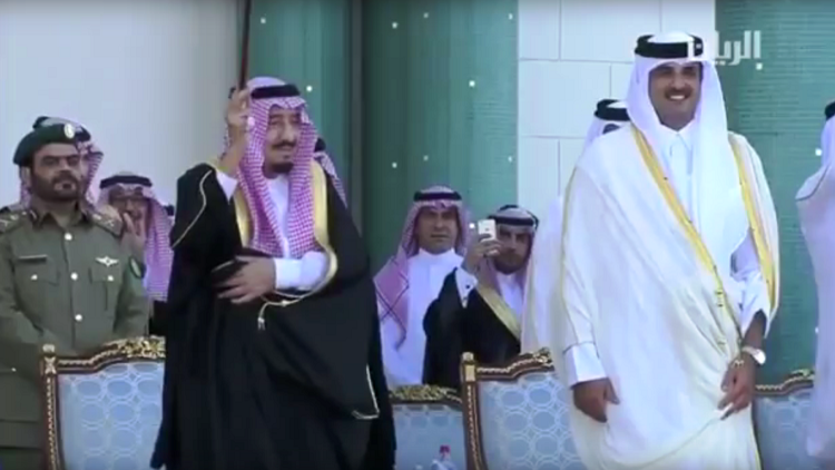 بالفيديو.. الملك سلمان يؤدي رقصة "العرضة" في قطر