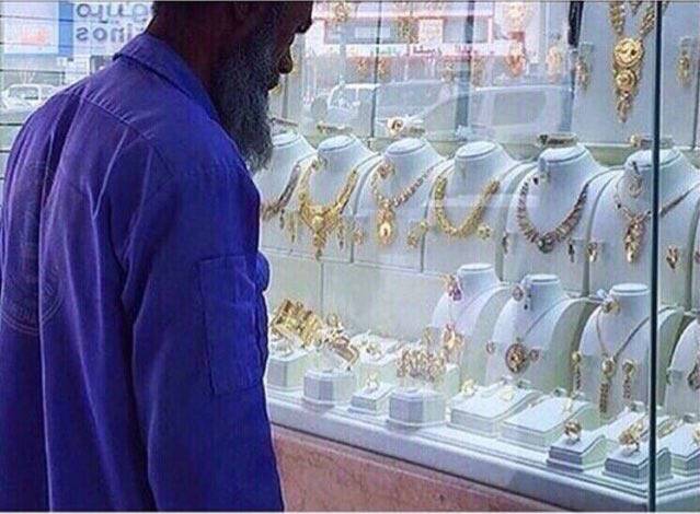 صور: تغريدة ساخرة من عامل نظافة تقلب حياته رأساً على عقب
