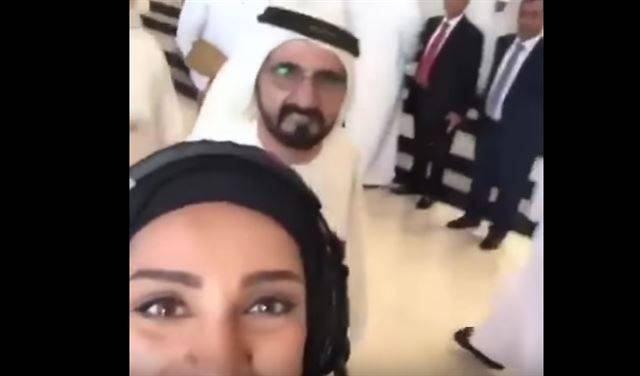 بالفيديو.. رد فعل حاكم دبي خلال التقاط فتاة سيلفي
