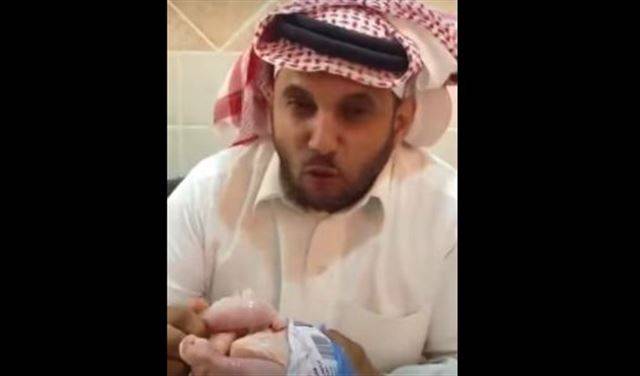 بالفيديو: لن تصدق شاب سعودي يتناول الدجاج "الني"