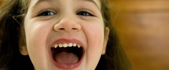 استدعاء أمِّ طفلة لم تتوقف عن الضحك من اسم معلِّمتها..!!