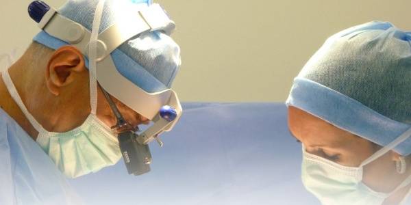 طبيب وممرضة يقتلان المرضى للتسلية.. لن تصدّقوا مَن ضمت لائحتهما السوداء!