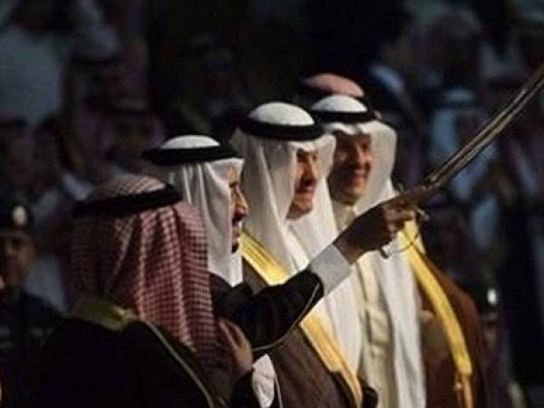 شاهد- الملك سلمان يرقص بالسيف في قطر