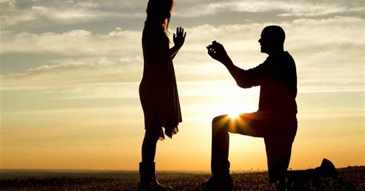 بالصور- قصة أشعلت مواقع التواصل.. صحافي لزميلته: "يا تتجوزيني يا..."