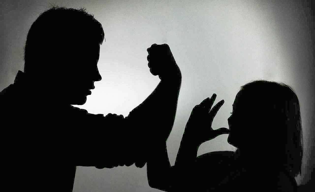 بالصور.. طبيب اجهاض مزيّف يعتدي على امرأة في عيادته!