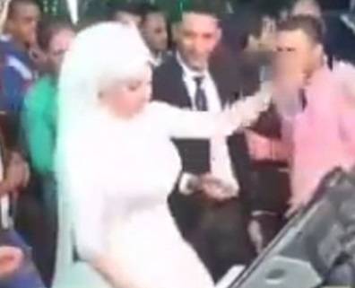بالفيديو- ما فعلته هذه العروس مع الفرقة الموسيقيّة لا يصدق