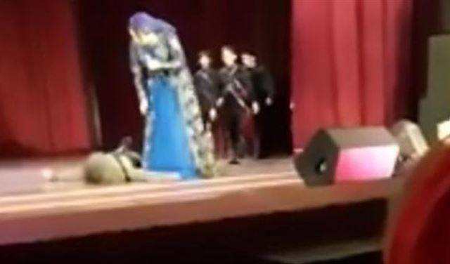 شاهد.. راقص يسقط على المسرح جثة هامدة