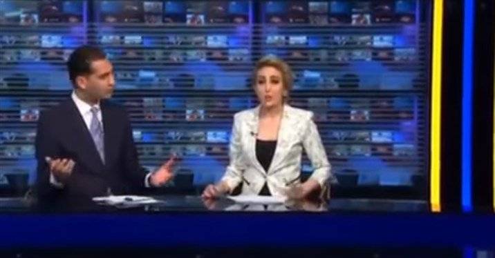 بالفيديو - مذيعة عربية تقدم استقالتها على الهواء.. شاهدوا ردّة فعل زميلها
