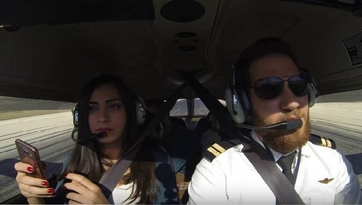 بالفيديو: طيار لبناني يطلب يد حبيبته جواً.. والطائرة تتعطل