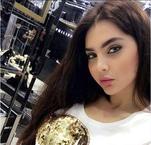 بالفيديو.. قمر تتألق على السجادة الحمراء وتداعب بطن مريم حسين!