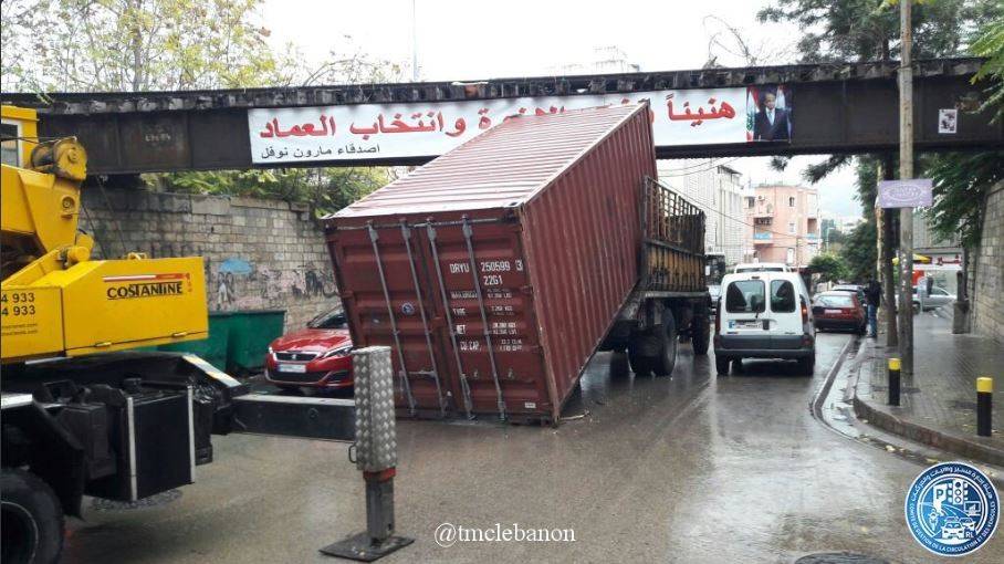 سقوط حاوية عن شاحنة في الجمّيزة