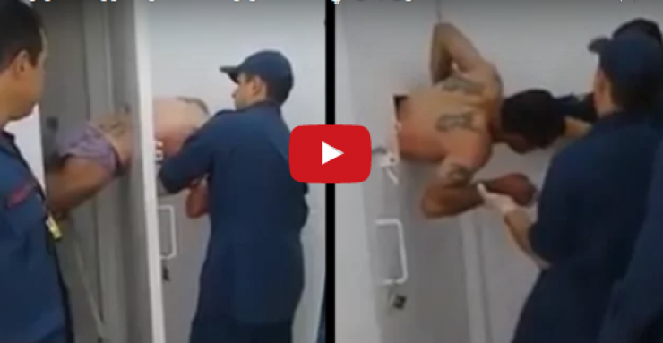 بالفيديو..حاول الهرب من فتحة باب السجن... و هذا ما حلّ به!