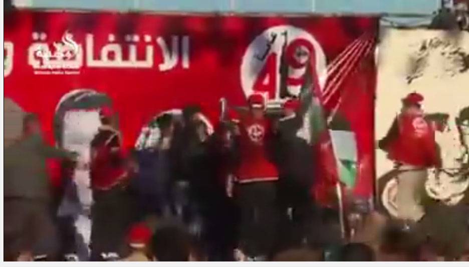 بالفيديو محاولة اغتيال مسؤول فلسطيني على المنبر عراك واطلاق نار
