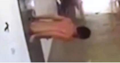 بالفيديو- حاول الهروب من فتحة باب السجن وهذا ما حصل...