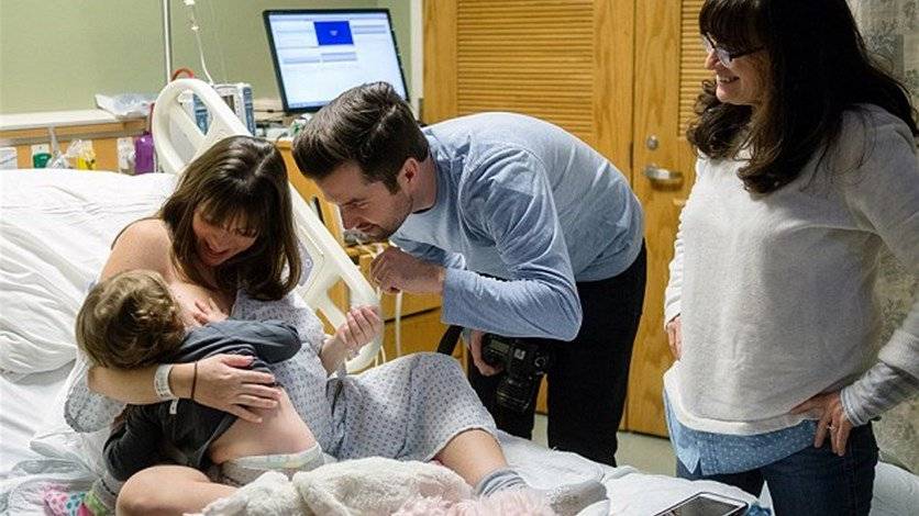 صورة مؤثّرة لوالدة تُرضع ابنتها... ماذا حصل بعد ساعتين من التقاطها؟