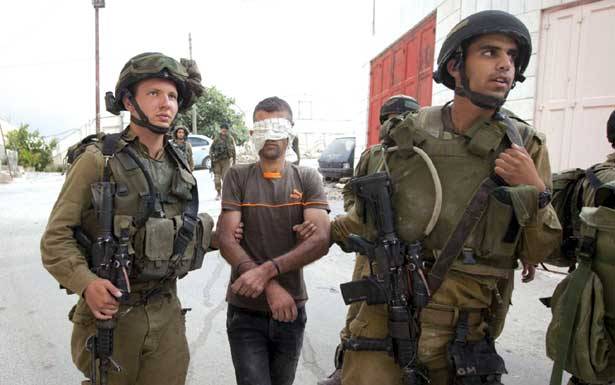 مداهمات وانذارات للعدو بهدم منازل فلسطينيين