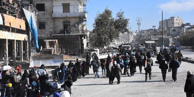 خروج مئات المدنيين من الأحياء الشرقية لحلب.. والجيش السوري ينقلهم إلى مراكز إقامة مؤقتة