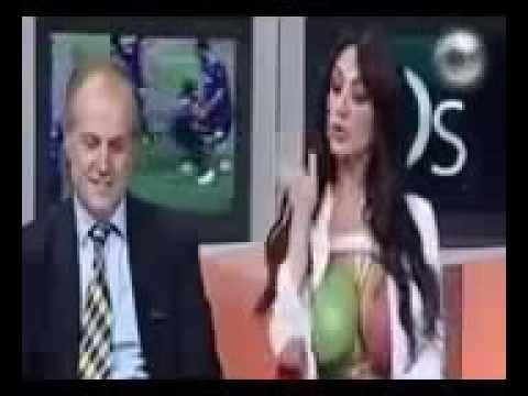 بالفيديو: فضيحة مذيعة شهيرة تكشف صدرها على الهواء مباشرة!!