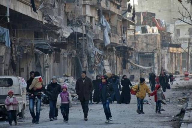 نازحون يعبرون من شرق حلب ... الى الحياة!