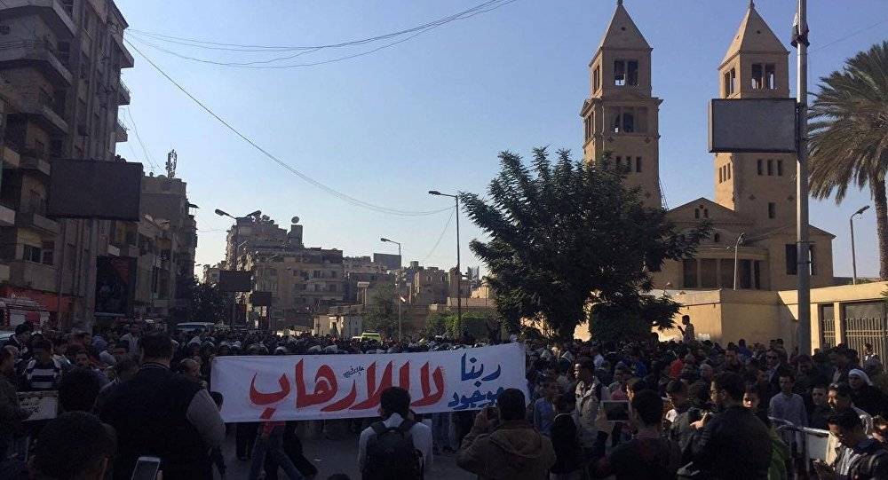 تظاهرة أمام الكاتدرائية المرقسية تندد بالتفجير الإرهابي