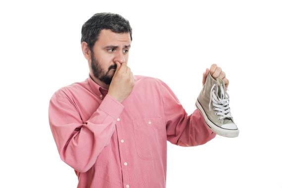 لماذا تصبح رائحة الأقدام أسوأ في الشتاء؟