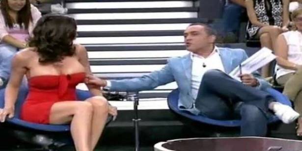 فيديو فاضح.. تخطّى المحظور وكشف صدر النجمة العاري مباشرة على الهواء