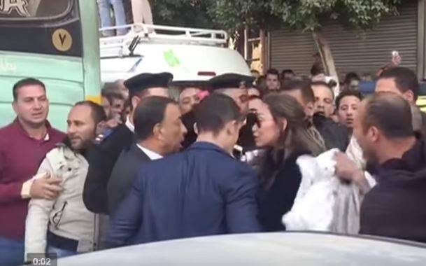 بالفيديو: غاضبون يعتدون على إعلامية عربية.. شاهدوا ما حدث!