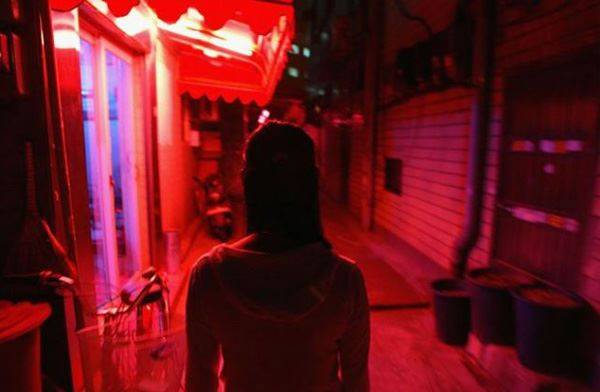 دكتور تونسي يطالب بفتح بيوت الدعارة 