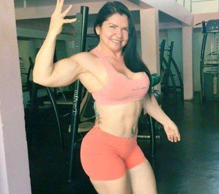 بالصور: امرأة تجتاح مواقع التواصل الاجتماعي بصورها المثيرة… خمنوا كم عمرها!