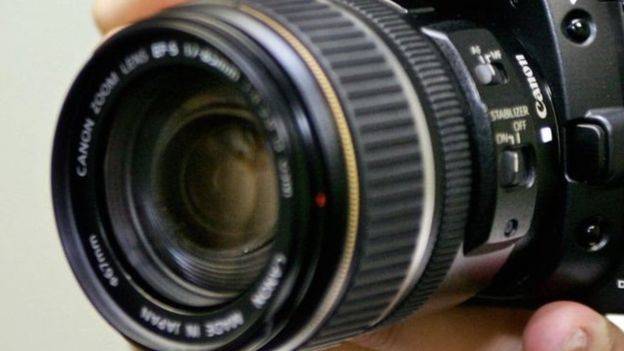 وقف موظفة بوزارة الداخلية البلجيكية بسبب صور جنسية بمكان العمل