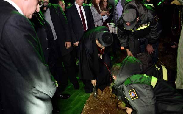 الراعي والمشنوق عقدا خلوة في بكركي
وغرسا 3 أشجار صنوبر وأضاءا شجرة الميلاد