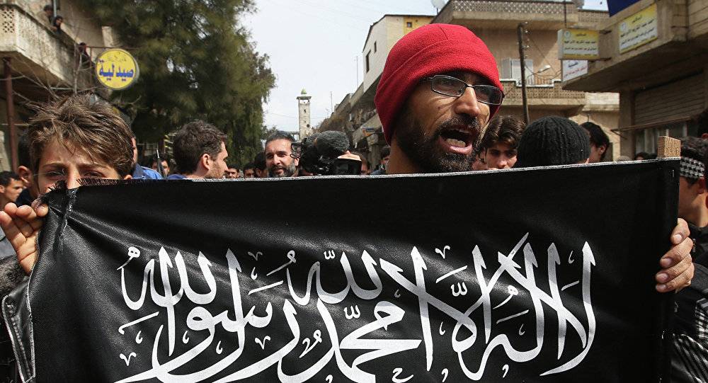 مسلحو "النصرة" و"أحرار الشام" منعوا خروج الناس من شرق حلب، متنكرين في زي مدني