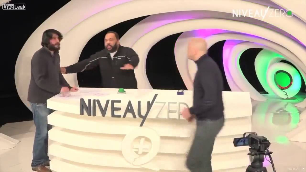 بالفيديو: علقة ساخنة على الهواء لمفكر فرنسي شهير هاجم العرب !!