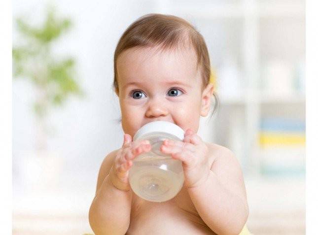 حالات يمكنُ للطفل الرضيع شرب الماء فيها.. ما هي؟!