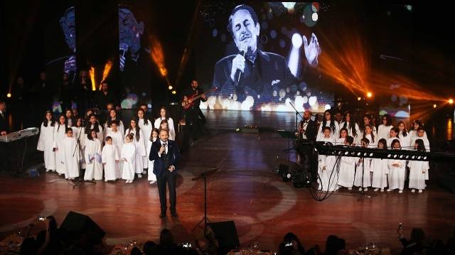 بالصور... معجبة تُعانق رامي عياش على المسرح وتُفاجئه!