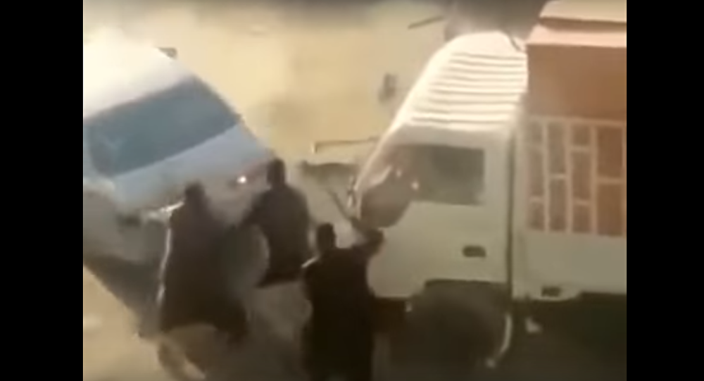 بالفيديو...شجار ينتهي بدهس 3 مصريين بشكل مروع في الكويت