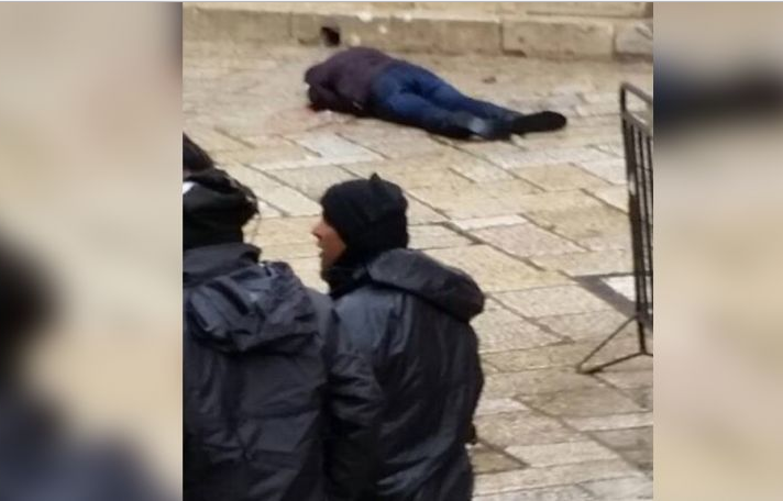 إصابة شرطيين صهاينة ومستوطن واستشهاد المنفذ بعملية طعن في القدس