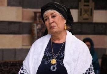 منى واصف تُبكي فريق عمل 