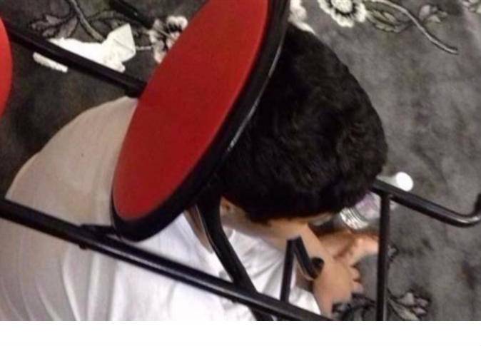 هكذا تم إنقاذ طفل علق رأسه بكرسي