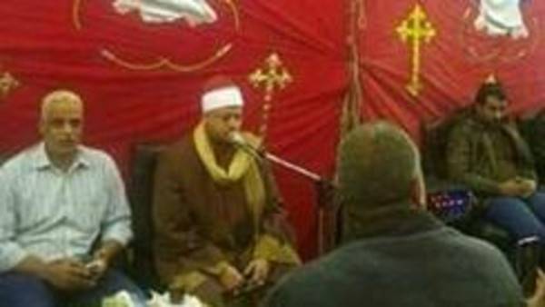 صورة مقرئ يتلو القرآن بعزاء مسيحي تهز المصريين