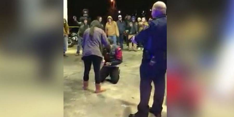 بالفيديو: طلب الزواج من صديقته تحت تهديد الشرطة فانهارت