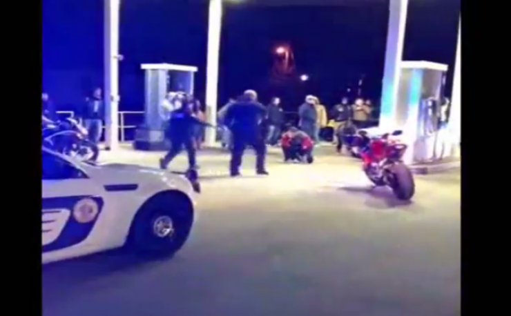 فيديو: تحت تهديد سلاح الشرطة..شاب يقوم بطلب يد صديقته!