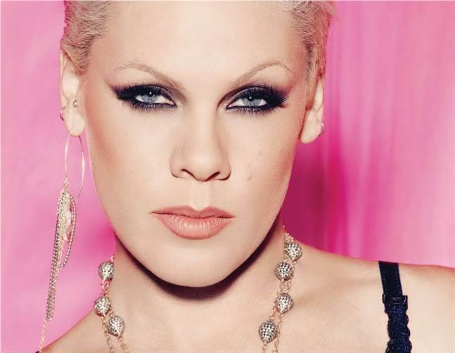 بالصورة: Pink تتعرّى وتكشف عن حملها