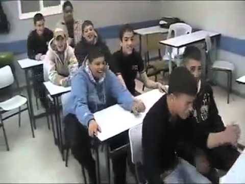 استاذ يضرب مدير المدرسة.. فماذا حصل للطلاب؟