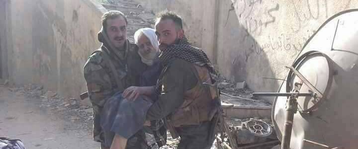 بالصُور : على ظهورهم الجنود السوريون ينقلون أهالي حلب إلى أماكن آمنة