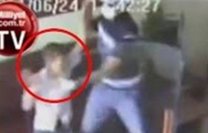 بالفيديو - طفل يوقف لصاً مسلحاً ويطرده من محل للمجوهرات!!