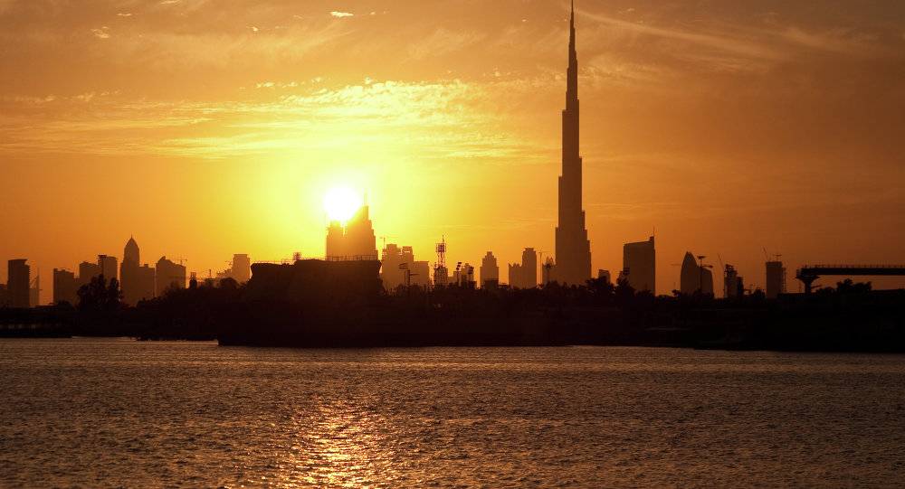 بالفيديو: شاهد...دبابة عسكرية تقتحم مركزا تجاريا في دبي
